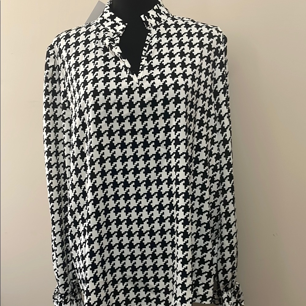 Black and White Houndstooth V-Neck Blouse